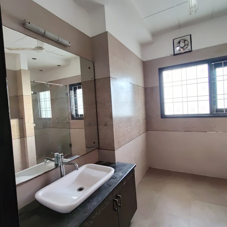 Bathroom, uppal-southend 5 Bedroom 5500 Sq.Ft. Independent House In Sector 49 Gurgaon 9029007