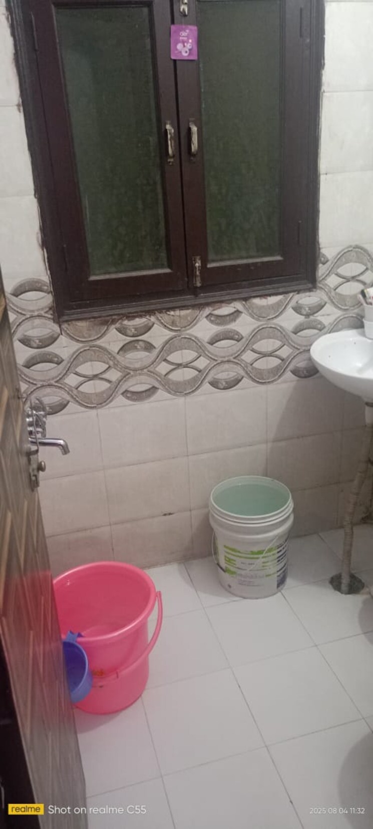 Bathroom, vasundhara sector 5 2 Bedroom 65 Sq.Mt. Builder Floor In Vasundhara Sector 5 Ghaziabad 9029015