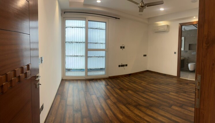 Bedroom, defence colony 6+ Bedroom 325 Sq.Yd. Builder Floor In Defence Colony Delhi 9029018