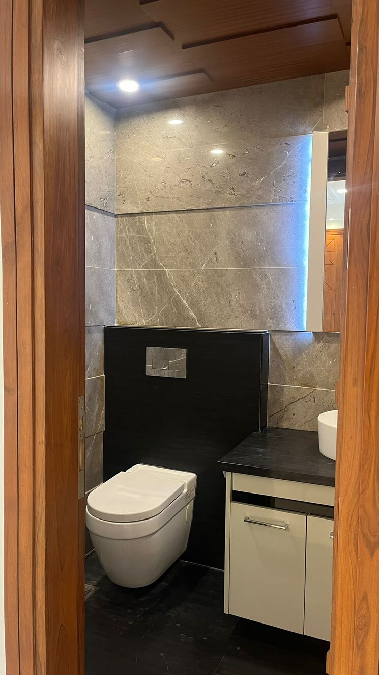 Bathroom, defence colony 6+ Bedroom 325 Sq.Yd. Builder Floor In Defence Colony Delhi 9029018