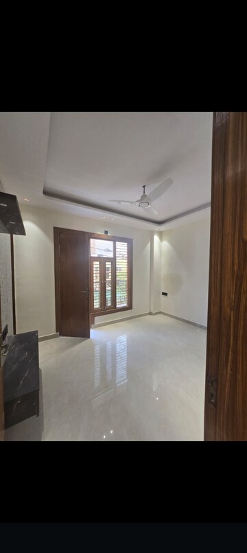 Room in 3 BHK Builder Floor at Vasundhara Sector 1 – for Sale