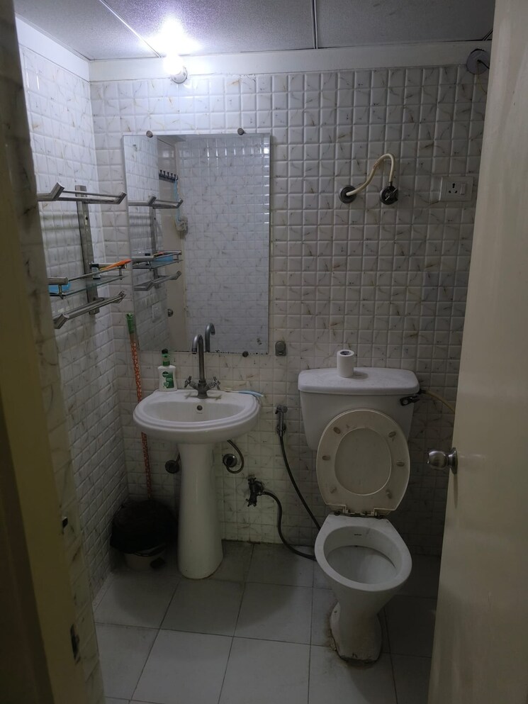 Bathroom, gaur-city-6th-avenue 2 Bedroom 980 Sq.Ft. Apartment In Sector 4 Greater Noida Greater Noida 9029344