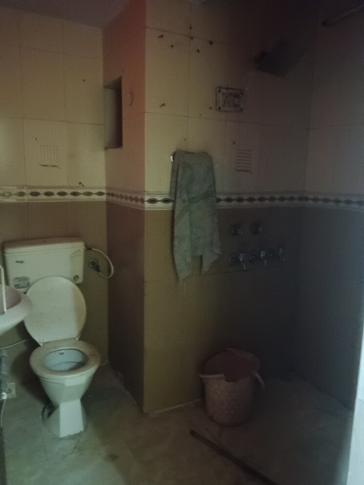 Bathroom, rwa-pocket-r-dilshad-garden 2 Bedroom 950 Sq.Ft. Apartment In Dilshad Garden Delhi 9029322