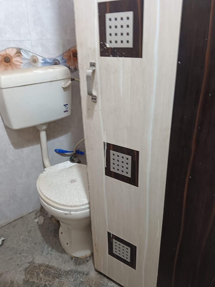Bathroom, rwa-pocket-r-dilshad-garden 2 Bedroom 950 Sq.Ft. Apartment In Dilshad Garden Delhi 9029358
