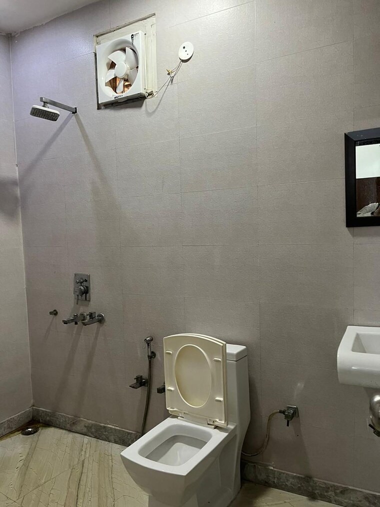 Bathroom, rwa-azadpur-colony 3 Bedroom 1020 Sq.Ft. Apartment In Model Town Delhi 9029352