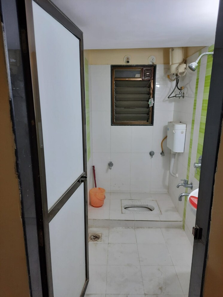 Bathroom, green-square 1.5 Bedroom 535 Sq.Ft. Apartment In Kasarvadavali Thane 9029374
