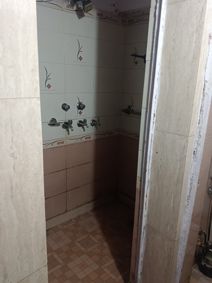 Bathroom, mahalaxmi-niwas 2 Bedroom 950 Sq.Ft. Apartment In Dilshad Garden Delhi 9029380