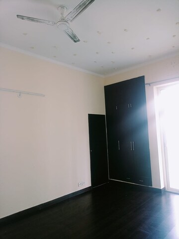 Room in 3 BHK Apartment at Antriksh Golf View, Sector 78 – for Rent