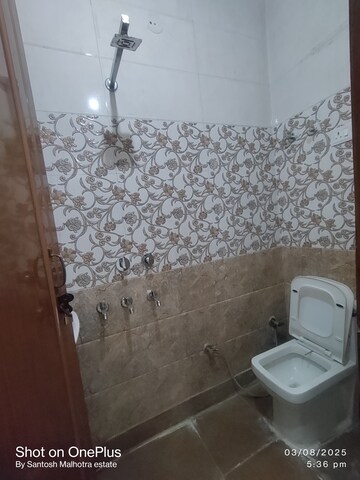 Attached Bathroom in 2 BHK Builder Floor at Dwarka Mor – for Rent