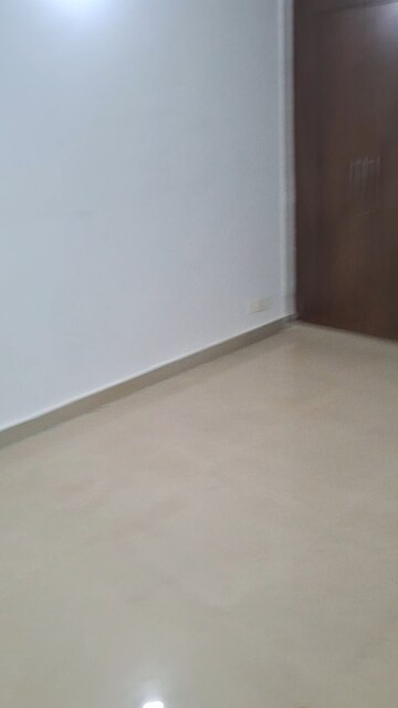 Room in 2 BHK Apartment at Supertech Cape Town, Sector 74 – for Rent