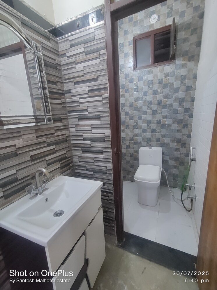 Bathroom, dwarka mor 2 Bedroom 70 Sq.Yd. Builder Floor In Dwarka Mor Delhi 9029550