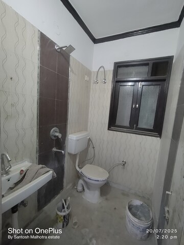 Attached Bathroom in 1 BHK Builder Floor at Nawada – for Rent