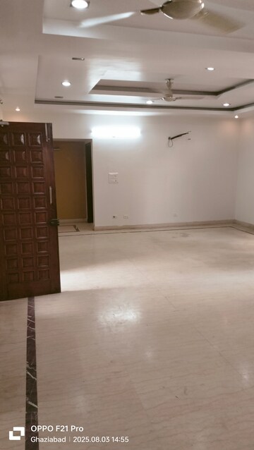 Room in 4 BHK Apartment at Sahayog CHS Vasundhara Sector 9, Vasundhara Sector 9 – for Sale