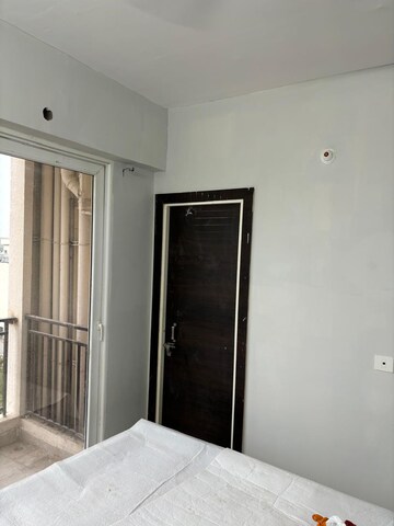 Room in 2 BHK Apartment at Signature Global Prime, Sector 63a – for Rent