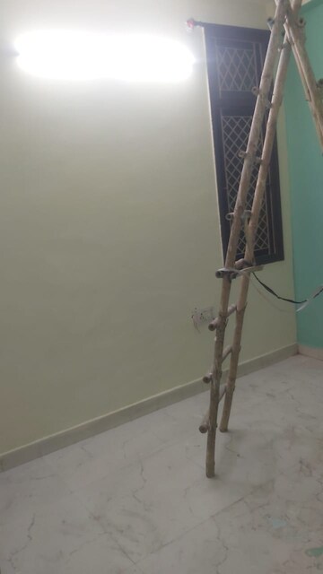 Room in 2.5 BHK Builder Floor at Mayur Vihar – for Sale