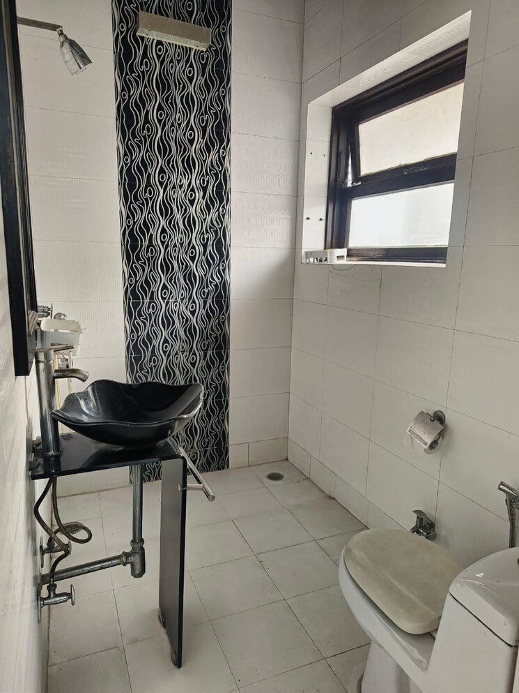 Bathroom, green park extension 2 Bedroom 250 Sq.Yd. Apartment In Green Park Extension Delhi 9029682