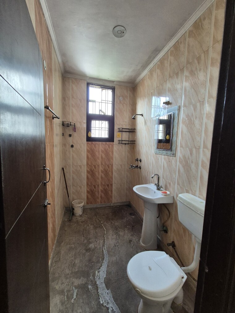 Bathroom, green fields colony 3 Bedroom 1490 Sq.Ft. Builder Floor In Green Fields Colony Faridabad 9029728