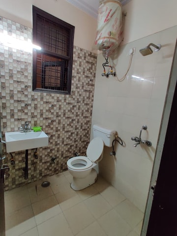 Bathroom in 1.5 BHK Builder Floor at Mayur Vihar – for Rent