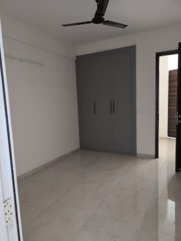 Room in 3.5 BHK Apartment at Smart World Gems, Sector 89 – for Rent