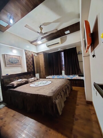 Bedroom in 2 BHK Apartment at Dhiraj Kunj, Vile Parle West – for Rent