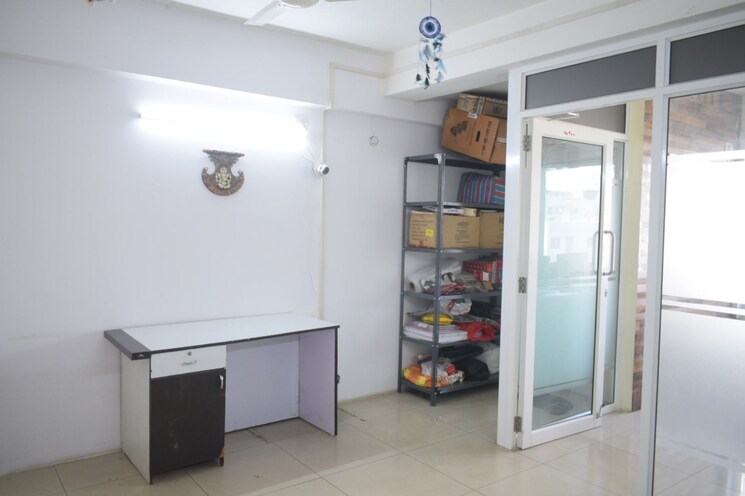 Room, titanium-city-centre Commercial Office Space 558 Sq.Ft. In Satellite Ahmedabad 9029893