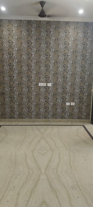 Room in 2 BHK Apartment at Panchsheel Greens, Sector 16 Greater Noida – for Rent