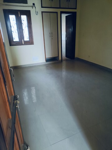 Room in 3.5 BHK Apartment at AWHO Brahmaputra Apartments, Sector 29 – for Rent