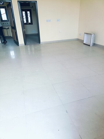 Room in 3.5 BHK Apartment at AWHO Brahmaputra Apartments, Sector 29 – for Rent