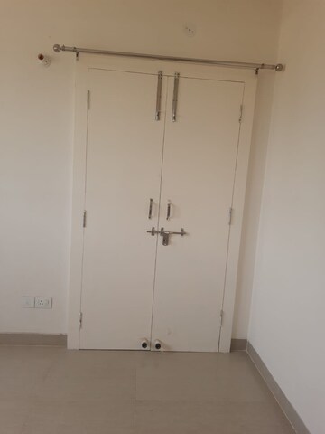 Room in 3 BHK Apartment at Emaar Emerald Floors Premier, Sector 65 – for Rent