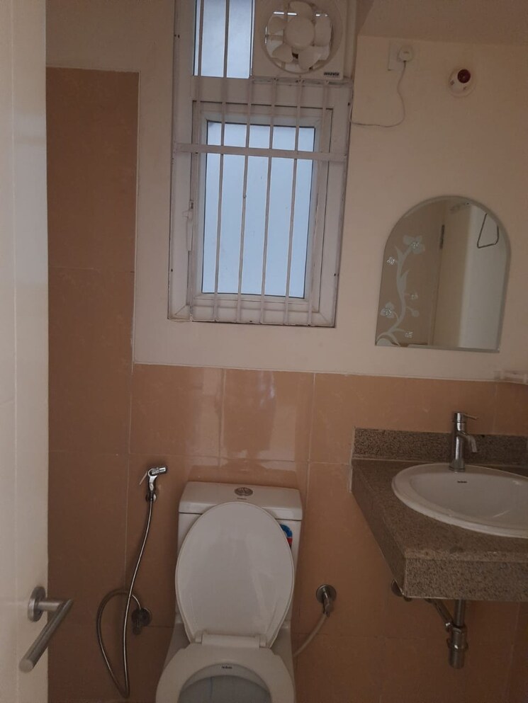 Bathroom, emaar-emerald-floors-premier 4 Bedroom 1975 Sq.Ft. Apartment In Sector 65 Gurgaon 9030084