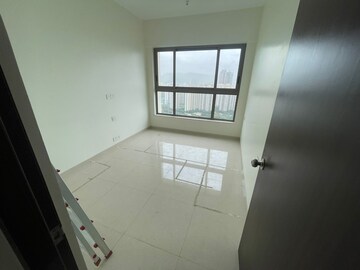 Room in 2 BHK Apartment at Kalpataru Paramount, Kapur Bawdi – for Rent