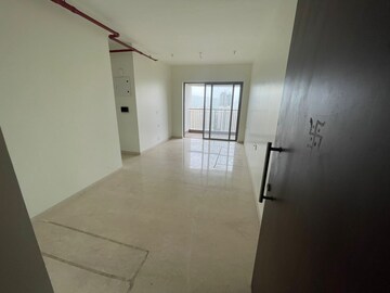 Room in 2 BHK Apartment at Kalpataru Paramount, Kapur Bawdi – for Rent