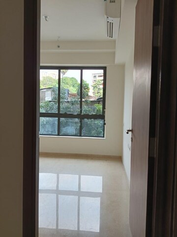 Room in 3 BHK Apartment at Shapoorji Pallonji Vicinia, Powai – for Rent