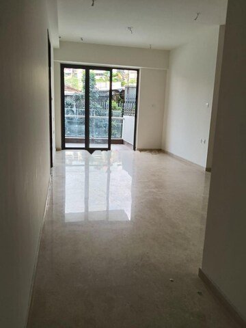 Room in 3 BHK Apartment at Shapoorji Pallonji Vicinia, Powai – for Rent