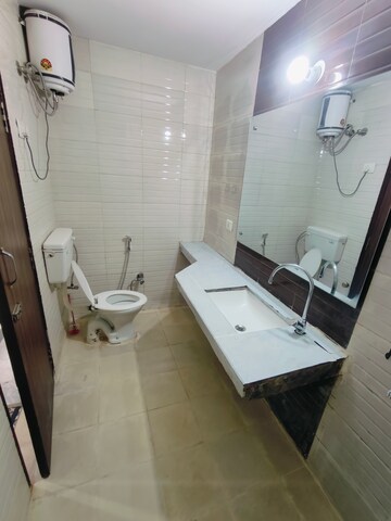 Team Area in 1 BHK Builder Floor at Sushant Vyapaar Kendra, Sector 43 – for Rent
