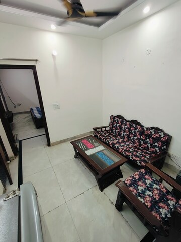 Living Room in 1 BHK Builder Floor at Sushant Vyapaar Kendra, Sector 43 – for Rent