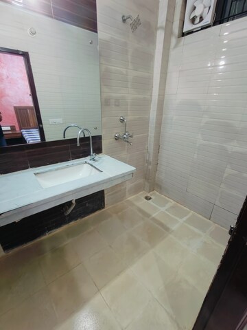 Kitchen in 1 BHK Builder Floor at Sushant Vyapaar Kendra, Sector 43 – for Rent