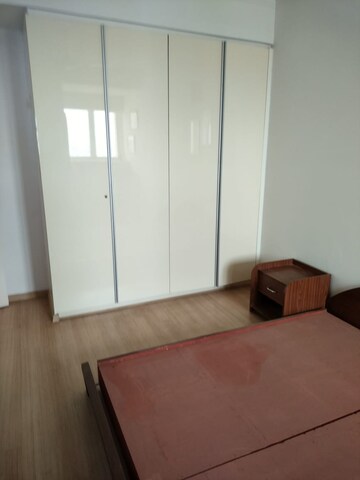Room in 3 BHK Apartment at DLF Park Place, Sector 54 – for Rent