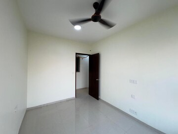 Room in 2 BHK Apartment at Kalpataru Paramount, Kapur Bawdi – for Rent