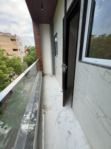 Balcony in 1 RK Builder Floor at Sushant Vyapaar Kendra, Sector 43 – for Rent