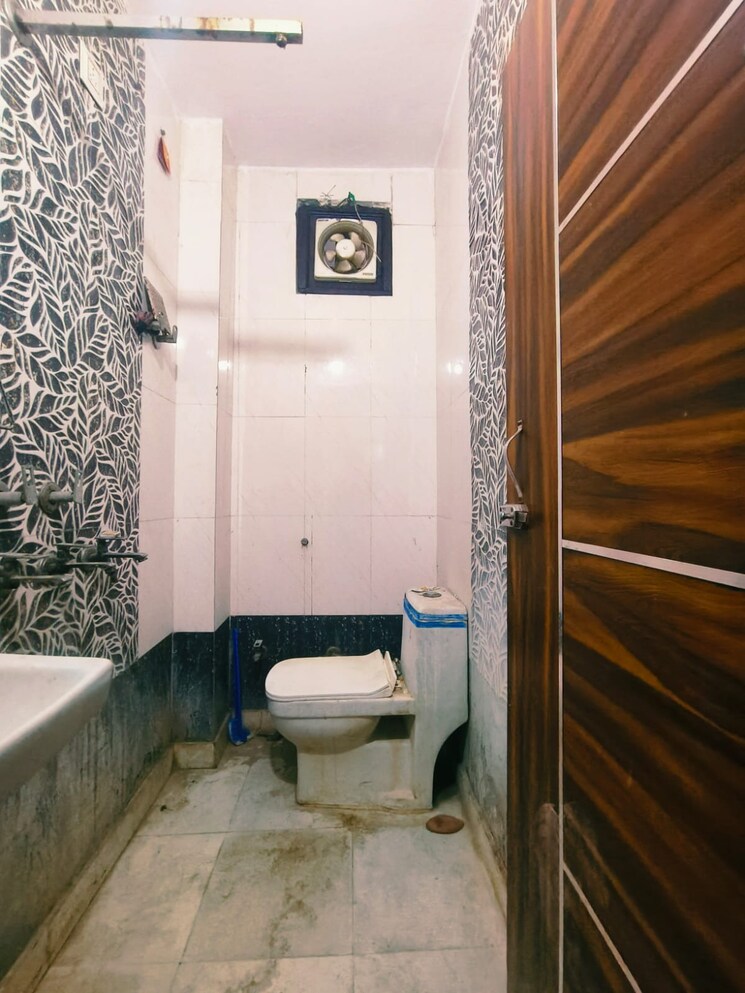 Bathroom, dwarka mor 2 Bedroom 585 Sq.Ft. Builder Floor In Dwarka Mor Delhi 9030340