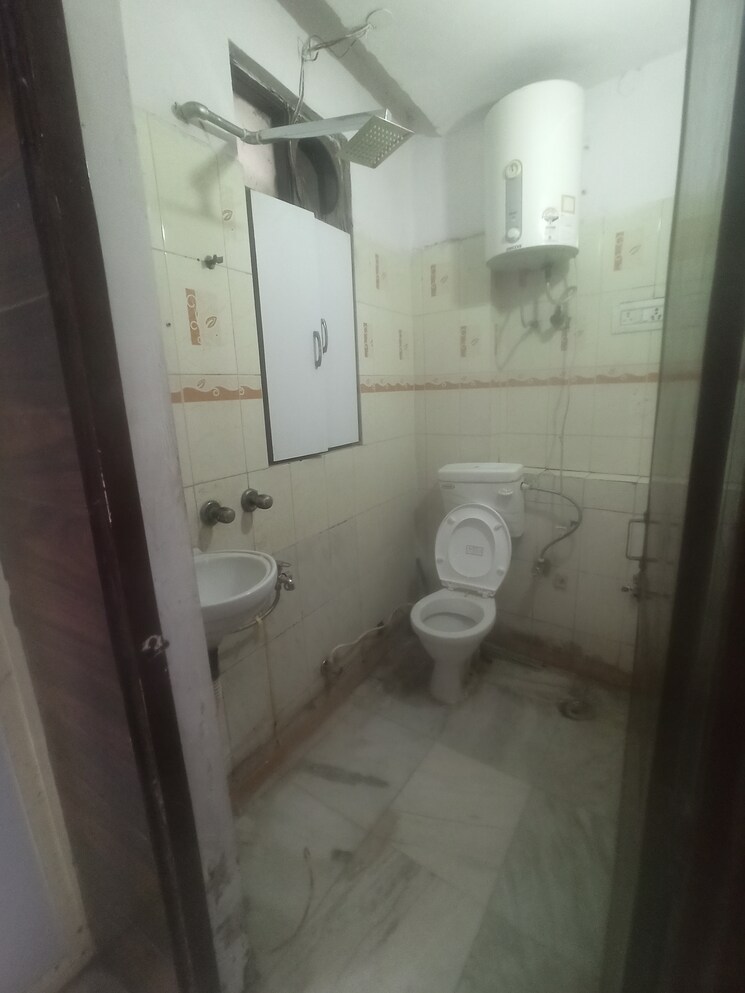 Bathroom, malviya nagar 1 Bedroom 450 Sq.Yd. Builder Floor In Malviya Nagar Delhi 9030360