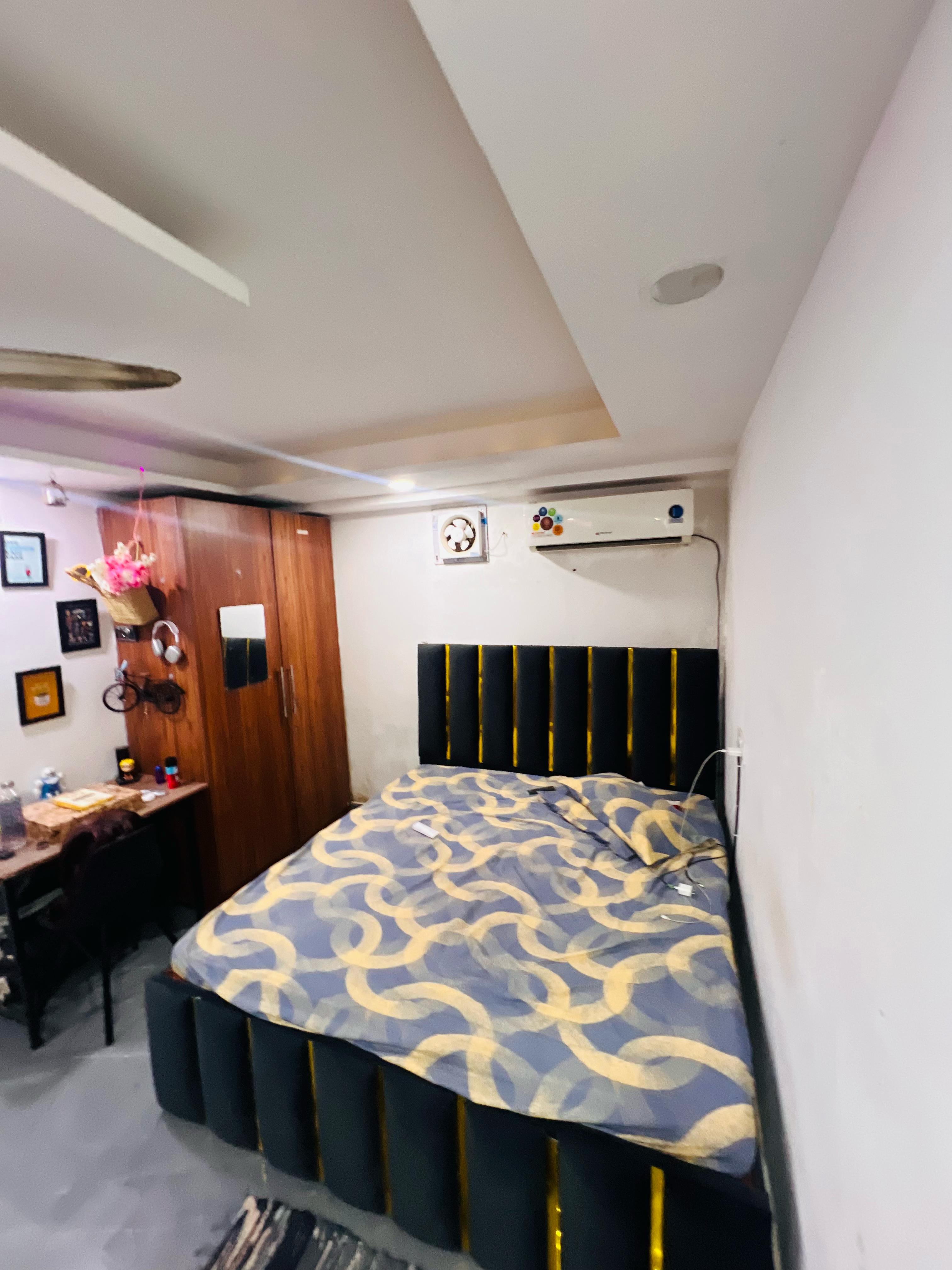 1 RkBuilder Floor For Rent in Saket