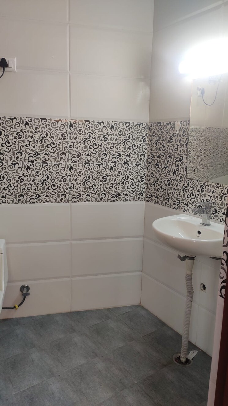 Bathroom, sushant-vyapaar-kendra 1 Bedroom 650 Sq.Ft. Builder Floor In Sector 43 Gurgaon 9030328