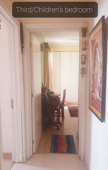Room in 4 BHK Apartment at DLF Park Place, Sector 54 – for Rent