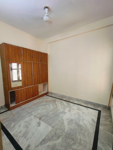Room in 1 BHK Builder Floor at Sushant Vyapaar Kendra, Sector 43 – for Rent