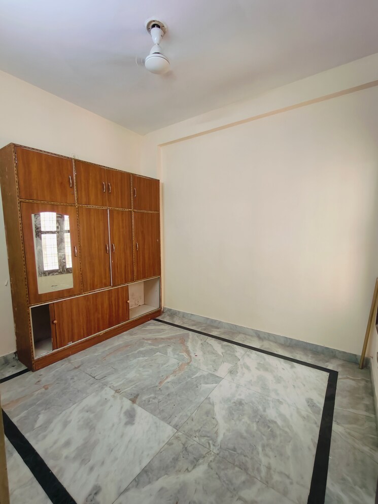 Room, sushant-vyapaar-kendra 1 Bedroom 550 Sq.Ft. Builder Floor In Sector 43 Gurgaon 9030378