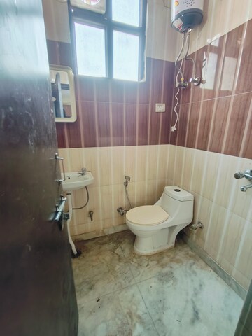 Bathroom in 1 BHK Builder Floor at Sushant Vyapaar Kendra, Sector 43 – for Rent