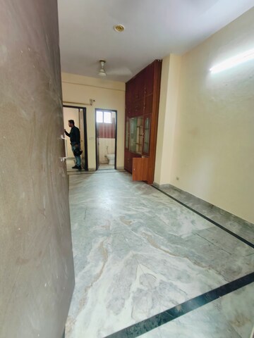 Room in 1 BHK Builder Floor at Sushant Vyapaar Kendra, Sector 43 – for Rent