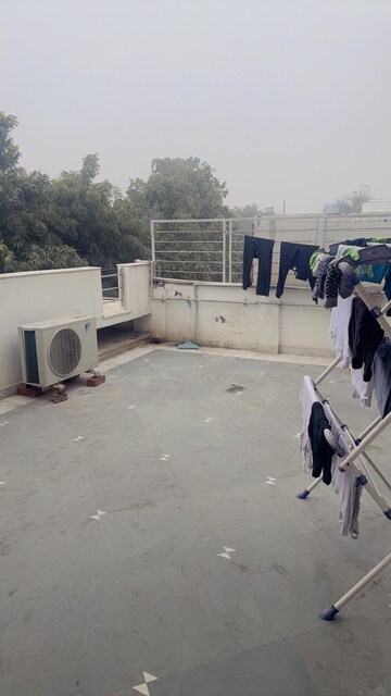 Parking in 2 BHK Independent House at RWA Apartments Sector 40, Sector 40 – for Rent